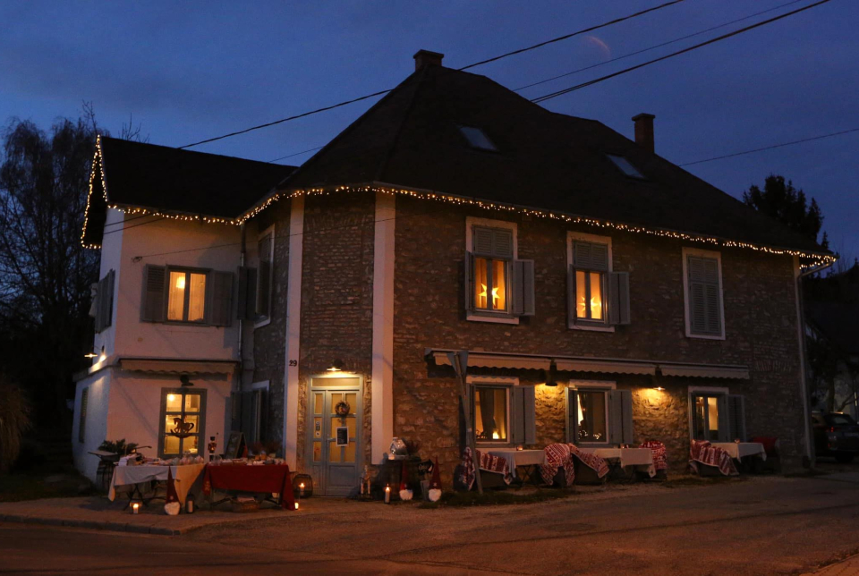 Adventi karácsonyfa-állítás, koccintás és könyvbemutató a Vánkosban