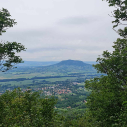 Kilátás a Szent György-hegyre a Tördemic-kilátóból - Badacsonyi Turisztikai és Borút Egyesület