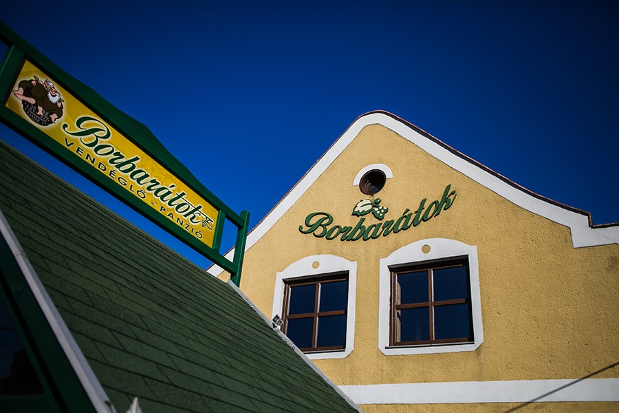 Borbarátok