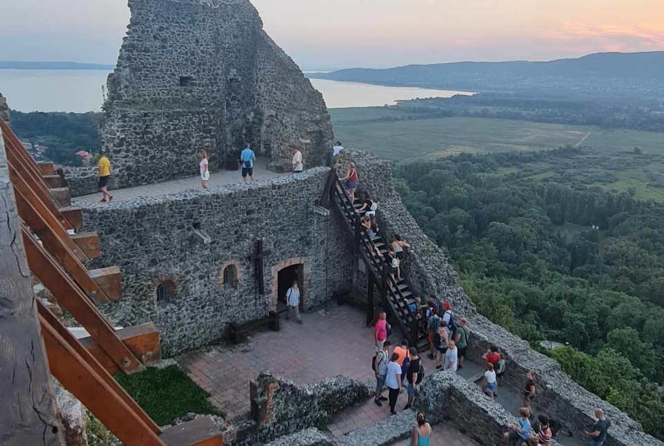 Holdfénytúra a Szigligeti Várban - Badacsonyi Turisztikai és Borút Egyesület