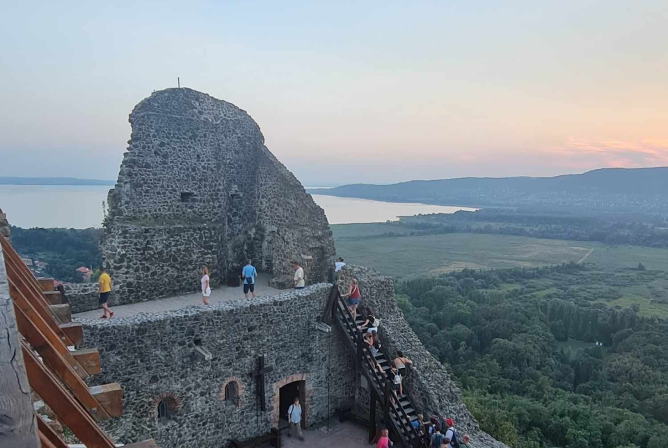 Holdfénytúra a Szigligeti Várban - Badacsonyi Turisztikai és Borút Egyesület