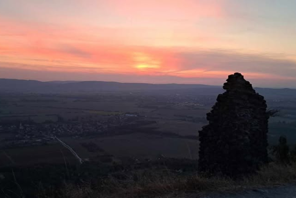 Csobánc meghódítása esti fényekben