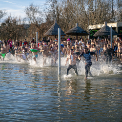 Óévbúcsúztató szilveszteri pancsolás Ábrahámhegyen
