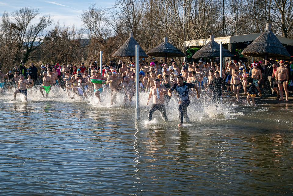 Óévbúcsúztató szilveszteri pancsolás Ábrahámhegyen