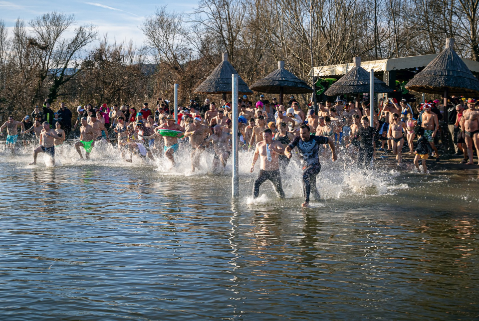 Óévbúcsúztató szilveszteri pancsolás Ábrahámhegyen