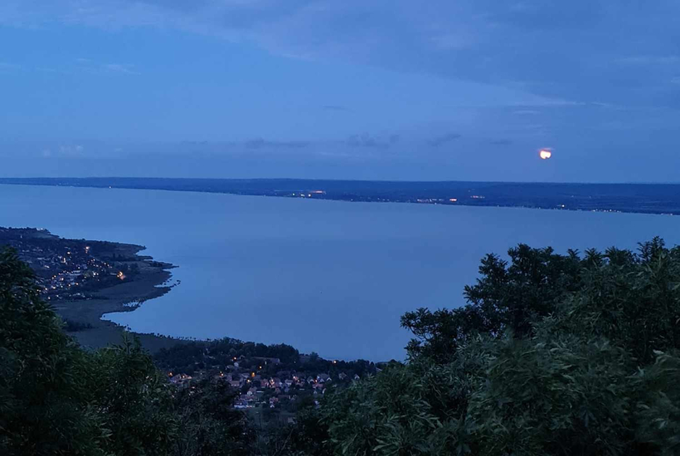 Holdfénytúra a Badacsonyon - Badacsonyi Turisztikai és Borút Egyesület