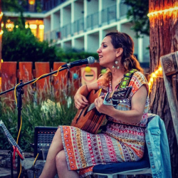 Eszter játszik a Pláne Badacsony borteraszán