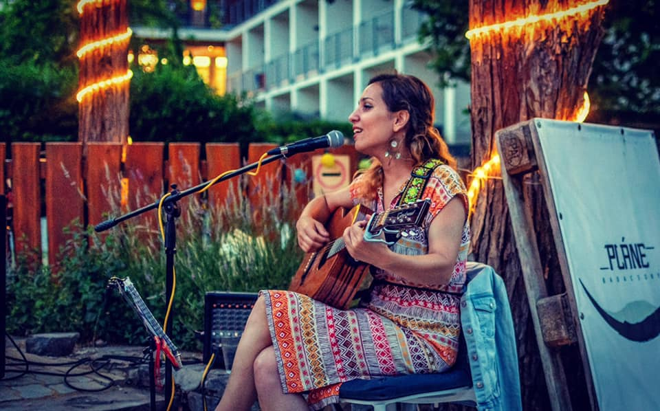 Eszter játszik a Pláne Badacsony borteraszán